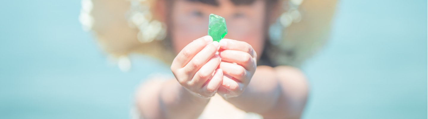 シーグラスを持つ少女